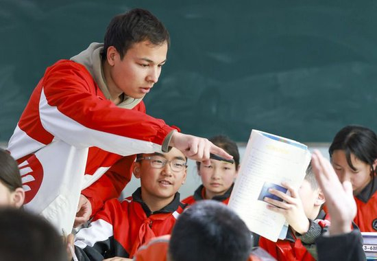 在新疆克孜勒苏柯尔克孜自治州首个西部计划志愿者包校支教的试点学校——阿图什市哈拉峻乡谢依特小学，支教教师麦麦提伊敏·库迪热提给学生上课（2025年4月23日）。新华社记者 王菲 摄