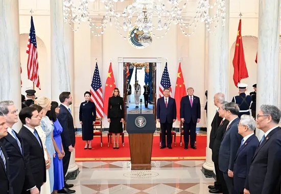 　　当地时间9月24日上午，美国总统特朗普在白宫举行隆重仪式，热烈欢迎中国国家主席习近平对美国进行国事访问。新华社记者 殷博古 摄
