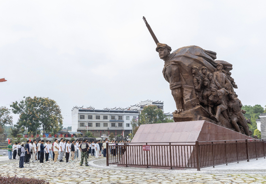 2026年9月21日，学生在广西桂林市兴安县界首镇的红军长征湘江战役界首渡江遗址公园参观学习。新华社记者 张帆 摄