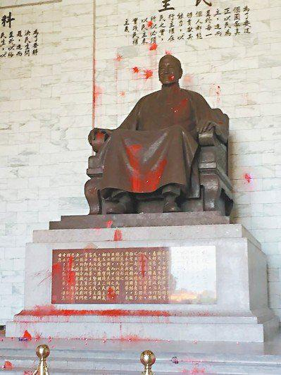 图为中正纪念堂蒋介石铜像被泼漆。（来源：联合新闻网）