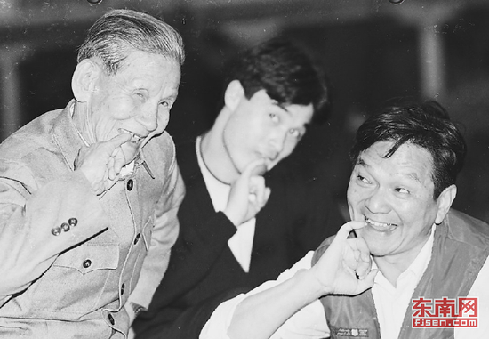 传承是对文化最好的保护，上世纪90年代初，高甲戏老艺人在表情的细节上为青年演员做示范。 福建日报记者 林辉龙 摄