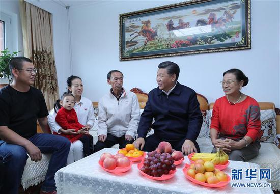 这是2018年9月28日上午，习近平在辽宁抚顺市东华园社区，实地了解采煤沉陷区避险搬迁安置情况。 新华社记者 鞠鹏 摄