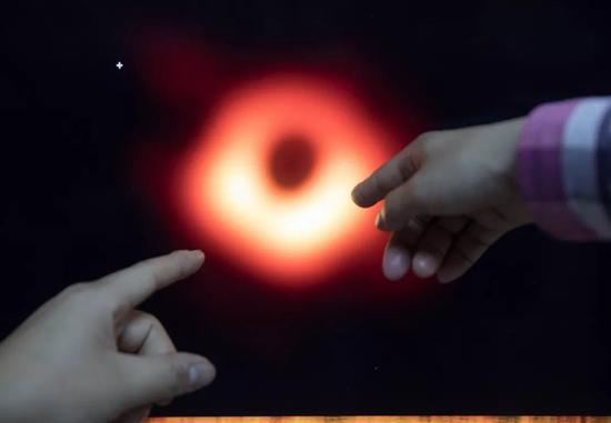  ↑看，原来你是这样的黑洞！