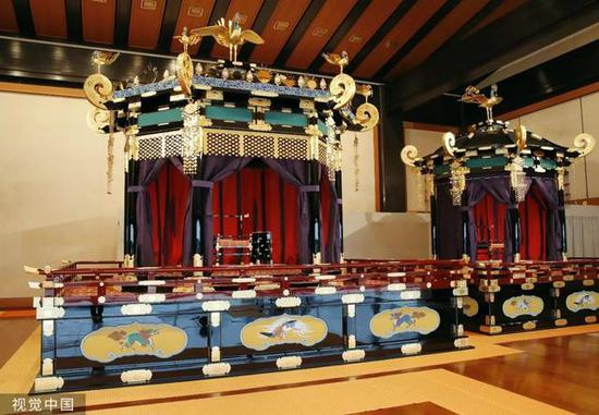 “高御座”（左）与“御账台”