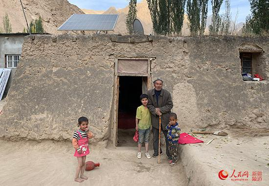 图为朗如乡普夏村村民世代居住的靶子房。许珠珠摄