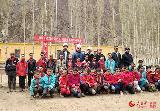 图为一工区项目部为普夏村小学学生及村民献爱心活动。一工区供图