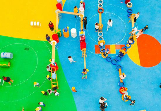 10月10日，江苏南通如皋市，安定幼儿园的小朋友在快乐地玩混龄户外游戏。（无人机拍摄）视觉中国供图