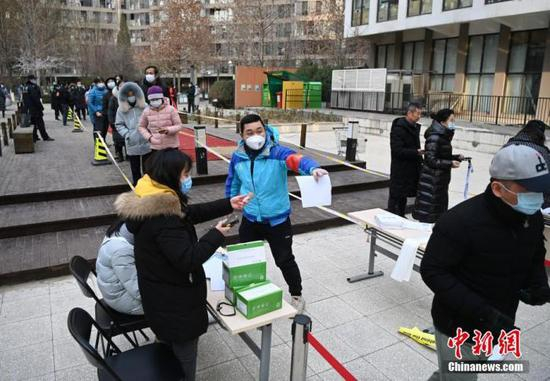 　　资料图：12月26日，根据新冠肺炎疫情防控要求，北京市朝阳区望京地区望京街道、东湖街道开展为期两天的社区全员核酸检测。中新社记者 侯宇 摄