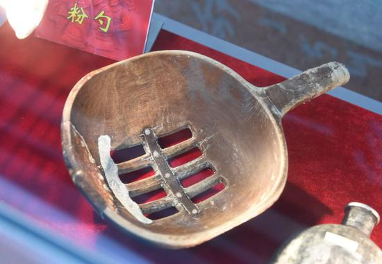 　　△在宁夏西吉县将台堡红军长征会师纪念园内的三军会师纪念馆里展出的当年红军用过的粉勺（2019年8月11日摄）。新华社记者 罗晓光 摄