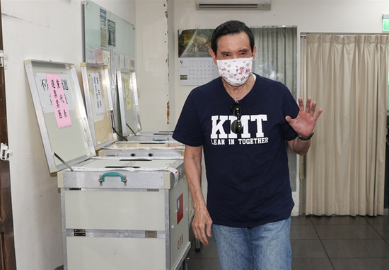  马英九上午现身投票