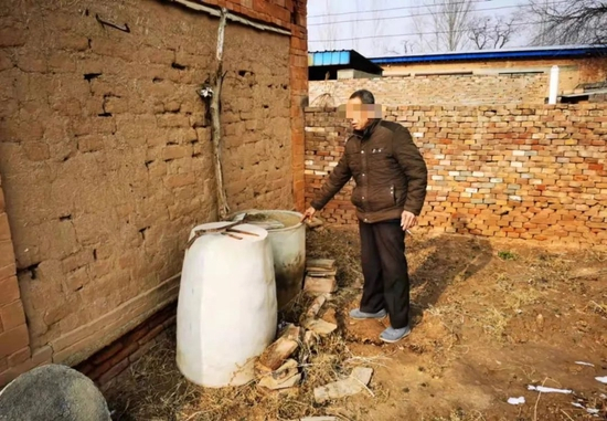 　　法院认定，李英伦杀害小玉后曾将其尸体藏于图中所指的水泥缸内，但除口供外，在案材料里并没有相关的生物提取物