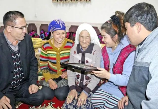  库尔班·吐鲁木的长女托乎提汗·库尔班和家人重温习近平总书记给他们的回信。