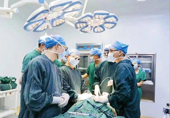 浙江省人民医院毕节医院的医师团队正在为患者李老伯进行手术。(王磊波 摄 新华社发)
