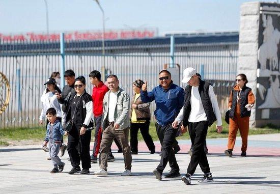 2024年4月19日，在中哈霍尔果斯国际边境合作中心内，来自哈萨克斯坦的游客进入中国境内购物。新华社记者 陈朔 摄