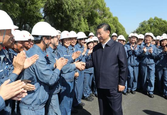 2018年9月27日上午，习近平总书记在辽宁中国石油辽阳石化公司同工人亲切握手。新华社记者 鞠鹏 摄