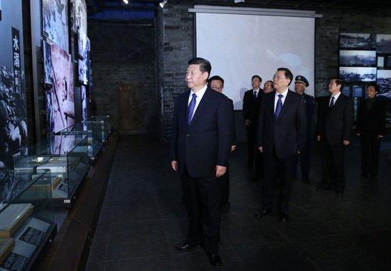 2014年12月13日上午,习近平参观《人类的浩劫——侵华日军南京大屠杀史实展》。
