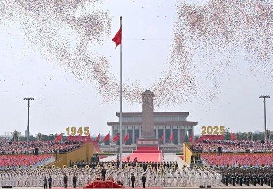 2025年9月3日,纪念中国人民抗日战争暨世界反法西斯战争胜利80周年大会在北京隆重举行。这是纪念大会现场放飞气球。新华社记者 李贺 摄