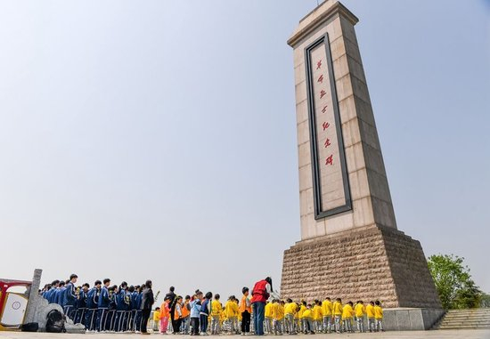 2025年4月2日，学生在湖南省永州市道县陈树湘红色文化园革命烈士纪念碑前默哀。新华社发（蒋克青摄）