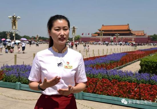 在天安门城楼工作了19年的刘阳讲述她的工作经历（6月21日摄）。新华每日电讯记者罗晓光 摄