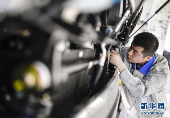 　　孙中良在一汽解放总装车间内对车辆进行调整作业（4月11日摄）。今年34岁的孙中良是一汽解放总装车间调发工段调整甲三班班组长，平日负责带领班组处理疑难故障车辆。孙中良2006年毕业于长春汽车工业高等专科学校，并考取吉林大学汽车售后服务专业学士学位，是一汽解放总装车间内第一批汽车专业大学生调整工人。他凭借所学很快成为一名技术骨干，在公司岗位技能大赛中屡获佳绩。2018年，孙中良获评“吉林省青年技术能手”称号。他表示，要发挥青年的优势，不断学习，充实自我，为振兴卡车自主品牌贡献力量。 青年是整个社会力量中最积极、最有生气的力量，国家的希望在青年，民族的未来在青年。奋斗是青春最亮丽的底色。让青春在新时代改革开放的广阔天地中绽放，让人生在实现中国梦的奋进追逐中展现出勇敢奔跑的英姿。 新华社记者 许畅 摄