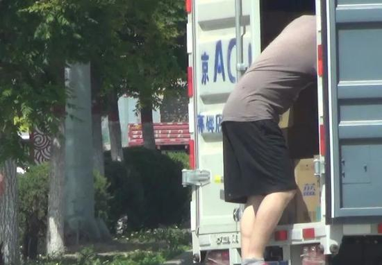  ▷订购的精仿“蓝月亮”只能到事先约定的地点取货