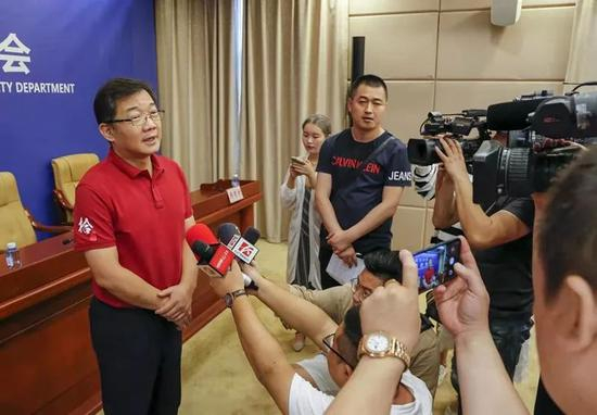 　大兵接受采访&nbsp;图片来源：三湘都市报