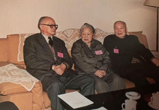 王淦昌（左）在京西宾馆与钱三强、何泽慧夫妇合影