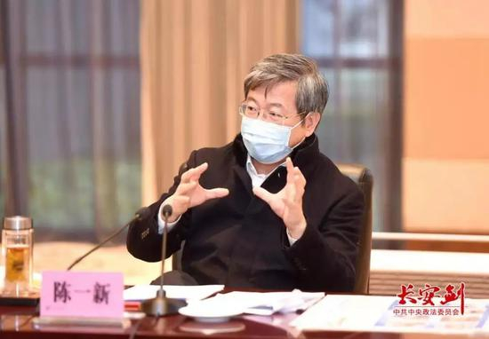 在2月22日座谈会上，陈一新号召校友楚商关爱一线医护人员。