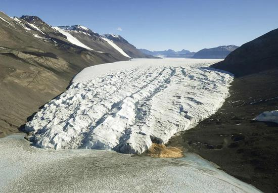 2016年11月11日，南极麦克默多站附近的泰勒冰川加速消融。