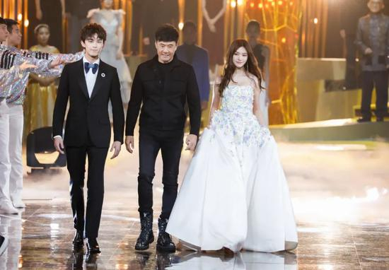 　　10月14日晚，第12届中国金鹰电视艺术节暨第29届中国电视金鹰奖颁奖晚会在长沙举行。电视剧《斗破苍穹》的导演于荣光携剧中主演吴磊、林允亮相，担任开奖嘉宾。&nbsp;中新社发&nbsp;湖南广电供图 摄