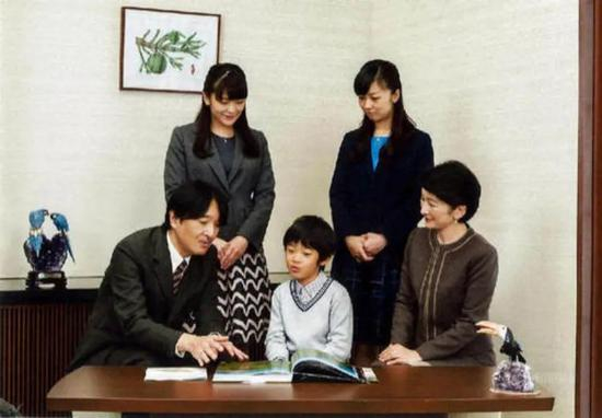 ·文仁一家五口，悠仁在C位，两个女儿只能站在后面