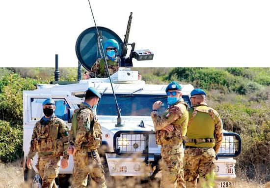 10月14日在黎巴嫩南部纳古拉镇拍摄的联合国驻黎巴嫩临时部队人员