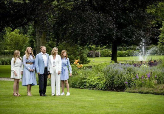 ·荷兰国王全家福。