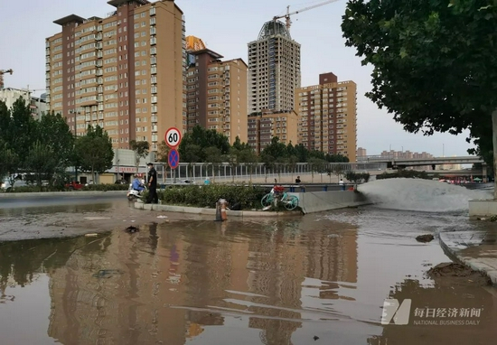  △隧道周围有专人看守