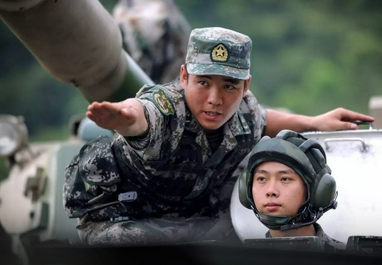 △王锐（左）悉心向新驾驶员传授经验。