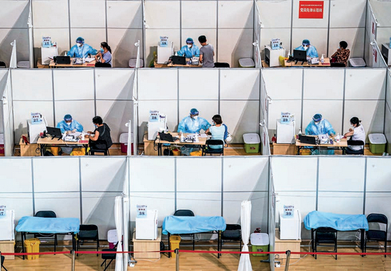 2021年8月2日，市民在南京市鼓楼区五台山体育中心新冠病毒疫苗集中接种点接种疫苗。图/新华