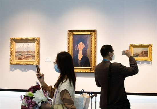 11月7日，观众在第四届进博会服务贸易展区佳士得展位参观拍摄。第四届进博会在服务贸易展区首设文物艺术品专区。新华社记者 邬惠我 摄