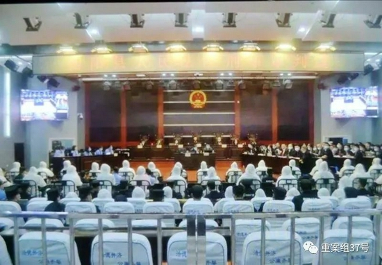 　石峰及其团伙在衡阳中院的开庭审理现场。受访者供图