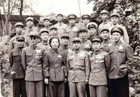 　　1954年9月，第一届全国人大第一次会议在京举行，军队组60人，其中有不少战斗英雄。会议期间，记者给战斗英雄们照了个集体像，丁志辉（前排左二）是唯一的女代表。