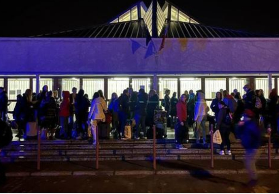  ·&nbsp;波兰普热梅西尔火车站，人们排队等待前往基辅的火车。