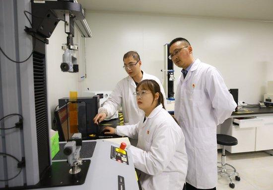  2024年3月18日，江苏省宿迁市泗洪县膜材料产业科研人员正在开展产品实验、检测。