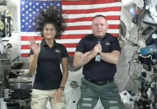 脑袋越来越肿的威尔莫尔（右）