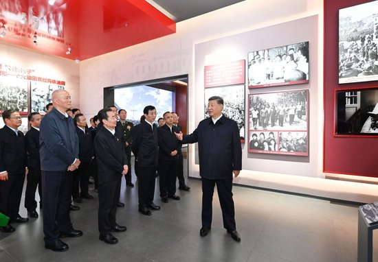 9月24日上午，中共中央总书记、国家主席、中央军委主席习近平在乌鲁木齐文化中心展览馆参观新疆维吾尔自治区成立70周年主题成就展。新华社记者 谢环驰 摄