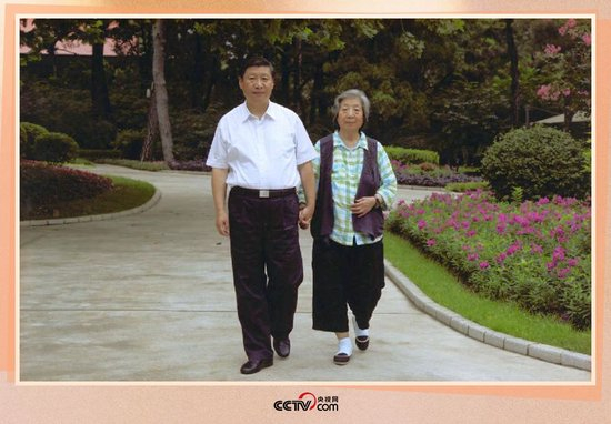 习近平陪母亲齐心散步。（照片来源：央视新闻）