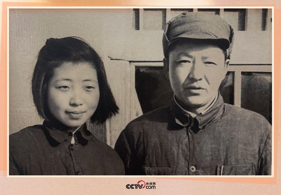 1947年初，习仲勋与齐心在延安合影。（照片来源：《习仲勋画册》）