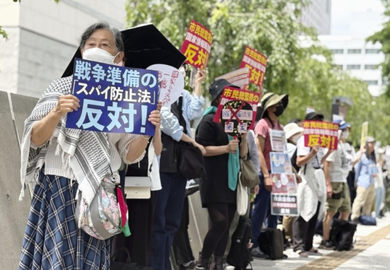  5月27日，在位于东京的国会议事堂前抗议的日本民众。