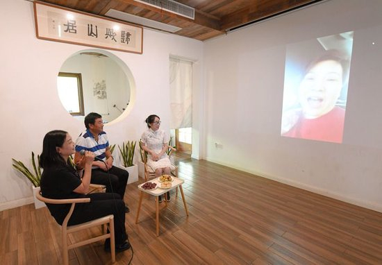 2022年9月7日，浙江省湖州市吴兴区埭溪镇芳山村的归侨、侨眷和在香港经商的亲友视频连线，致以中秋问候。新华社记者 翁忻旸 摄