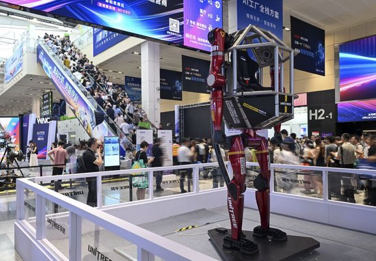  2026年7月18日在世博展览馆拍摄的宇树GD-01机器人。新华社记者 陈浩明 摄
