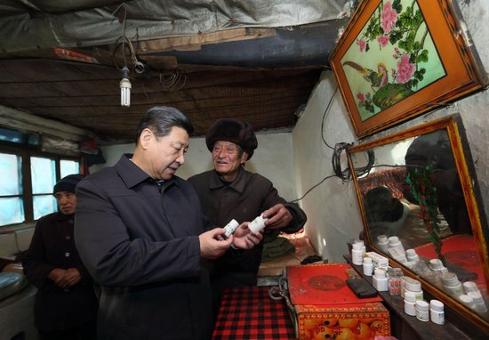  2012年12月30日，在河北省阜平县考察的习近平总书记走进骆驼湾村唐荣斌家里。
