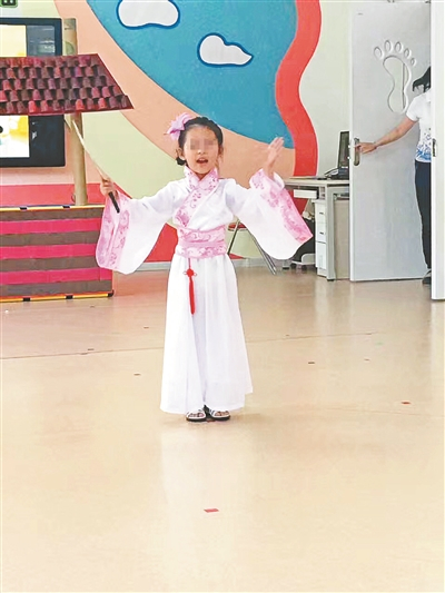 出事前的宋馨是个活泼爱笑的姑娘